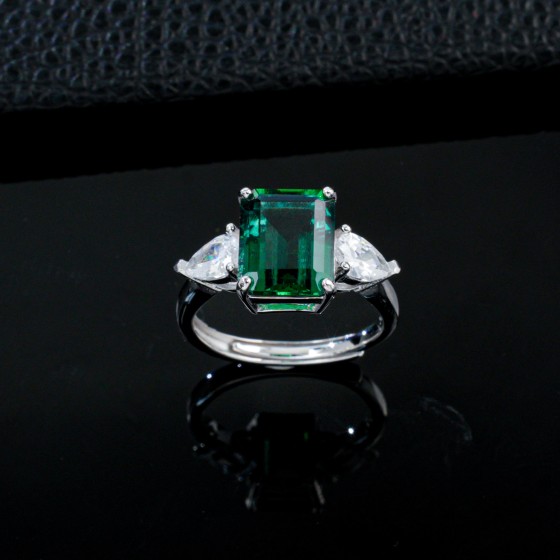 Cultivated Emerald Ring in 925 Sterling Silver（R1053)